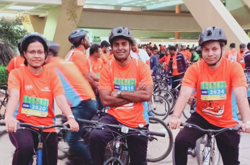 Prakash, sua esposa e um amigo em uma competição de ciclismo