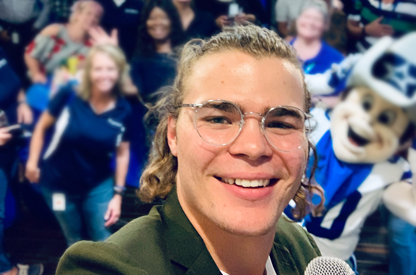 Austin tirando uma selfie em um evento da empresa em Plano